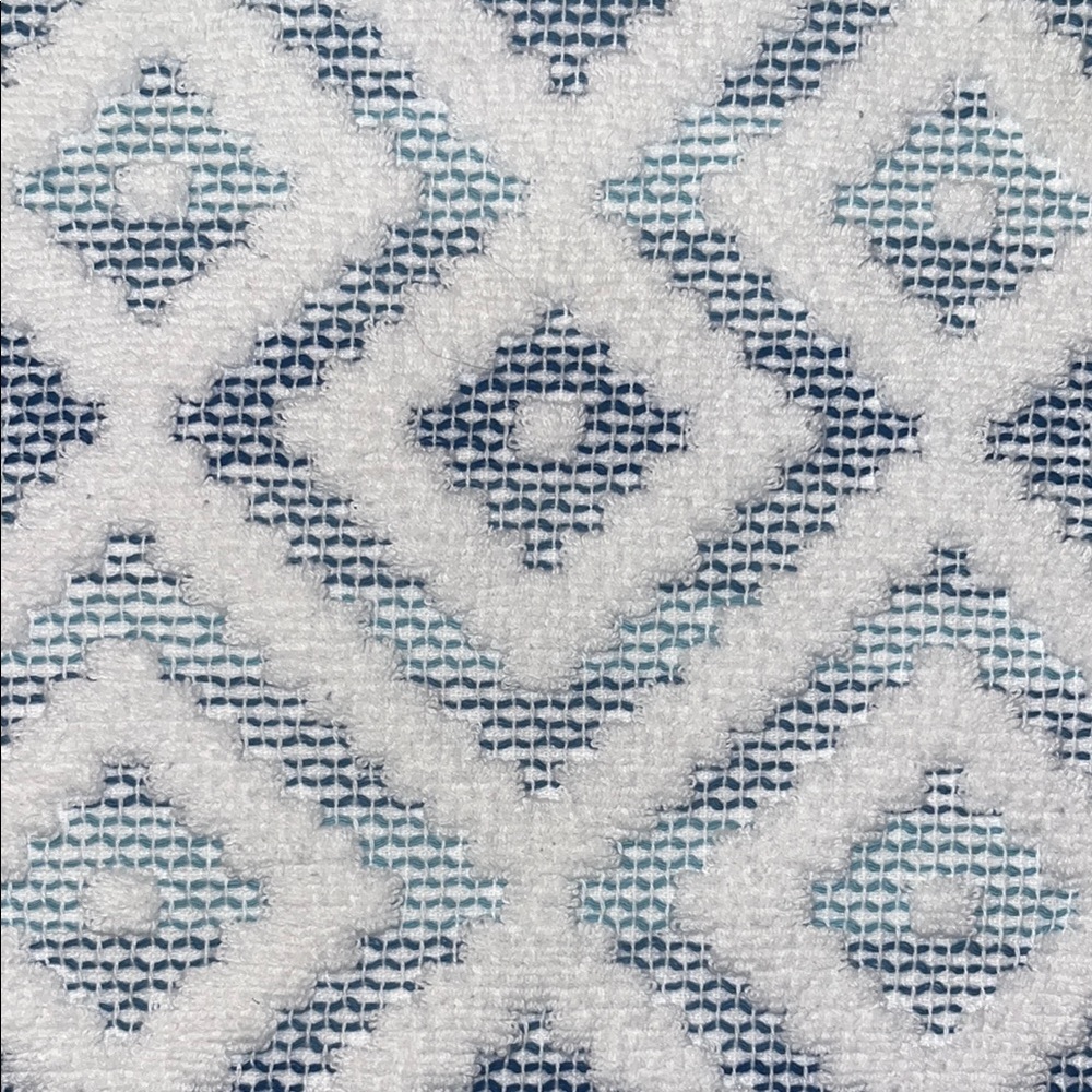 ⭐️🌴 Beau Monde Geometric Patterned Blue & White Towels w/Matching Bath Rug - Picture 4 of 10